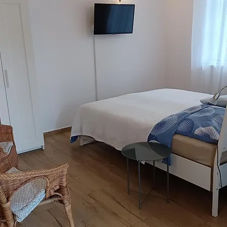 Kleine Gemuetliche Mit Ueberdachter Terrasse 우크타